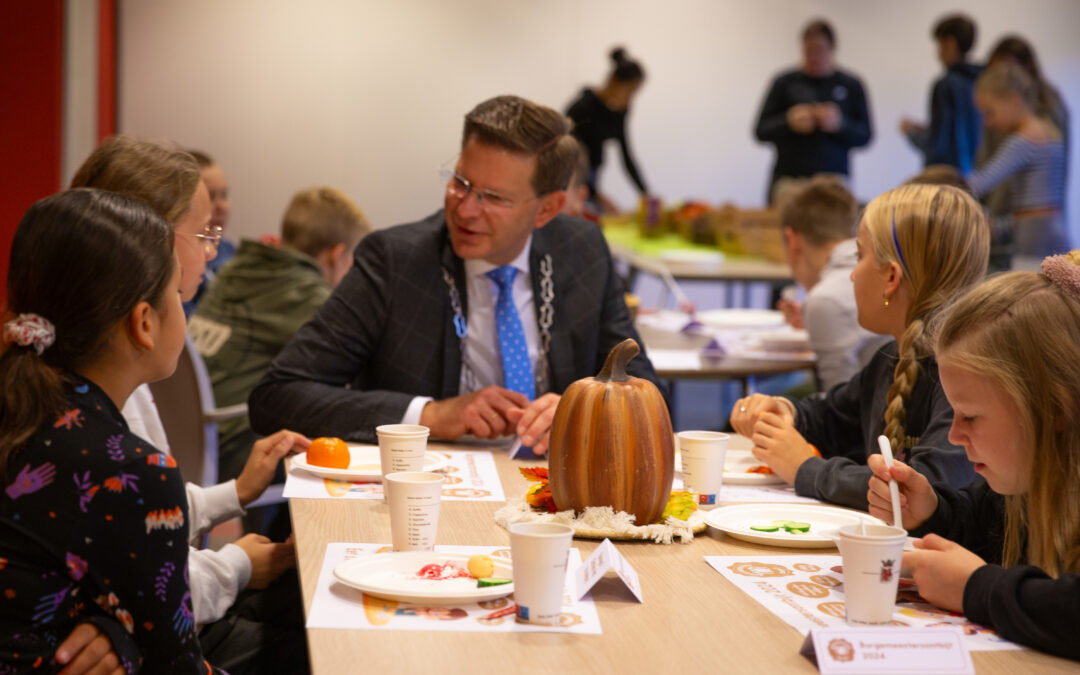 Burgemeester ontbijt met leerlingen van OBS Buttinga