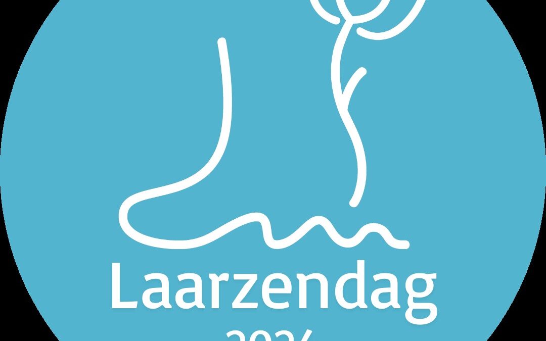 Laarzenpret op Laarzendag. Spetteren in het water op 26 oktober 2024